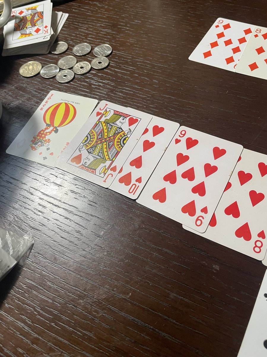 1011_gene's tweet photo. お正月恒例本気の七並べ
中２の弟のジョーカーの出し方に引いた姉 https://t.co/BtEUOeIOFH