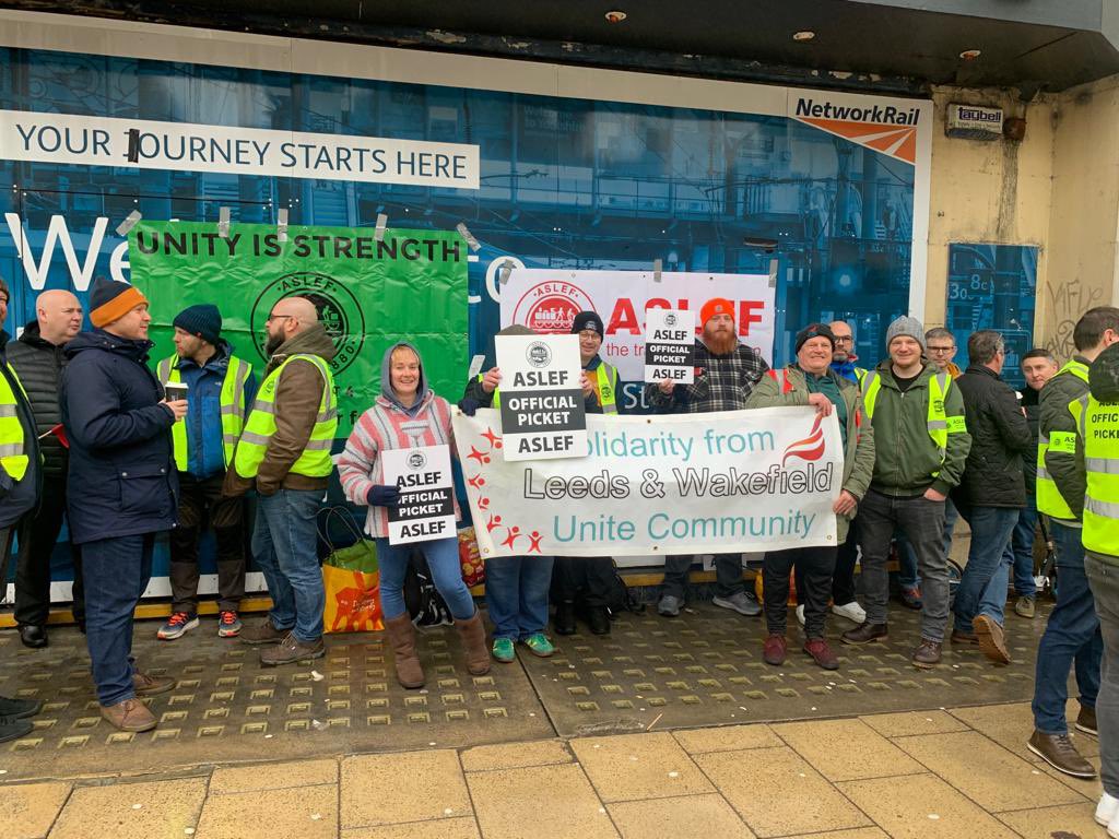#ASLEF picket line this morning at Leeds Rail Station.  Strike holding well with manager drivers working the very few trains running.  Members of #lwys #UniteCommunity #LeedsTUC standing in solidarity. #ASLEF #payandconditions #backtherailworkers #UniteCommunity