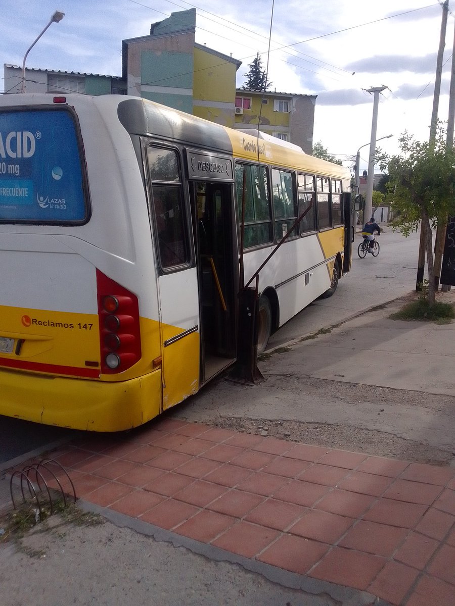 manucurcho's tweet photo. #AutobusesSantaFe está de salida en #Neuquen No sorprende a nadie q saquen menos coches a la calle y deterioren aún más el horrible servicio q prestaron durante toda su existencia. Pero q saquen bondis sin frenos, es CRIMINAL. Van a matar a alguien, HDP!!
#Linea13 https://t.co/nsqvzgZi7U