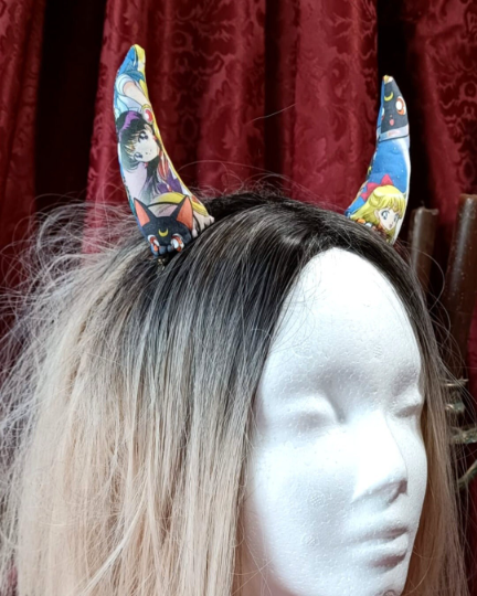 Lechatetrange's tweet photo. ¿Te gusta Sailor moon?
¡Y seguro que te encantan los cuernecitos!
Esta es tu oportunidad de llevar unos cuernecitos con estampado de Sailor Moon <3
¡No te lo pierdas!
https://t.co/fLAwYzAgFF https://t.co/4sW4PbzCqX