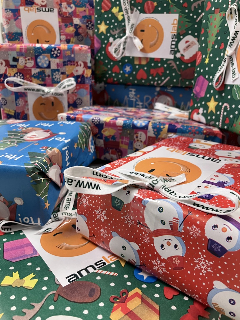 AMSlab's tweet image. Este año los Reyes Magos se han pasado por las instalaciones de #AMSlab para dejar un regalito a los #AMSkids.

Los más peques de la casa, son los que cada día, llenan de alegría y recargan las pilas a los papis y mamis que forman parte de nuestro equipo.

 ¡FELICES FIESTAS! 🥳