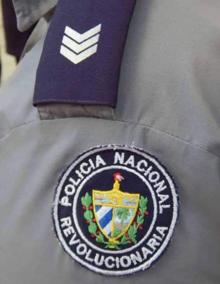 De esa tranquilidad que existe en #Cuba 🇨🇺 y  hay que defender, en buena medida la debemos a los combatientes de la PNR. Son de lo más humilde del pueblo. Sin horarios ni vida propia. ¡Felicidades hermanos! 
#HéroesDeAzul