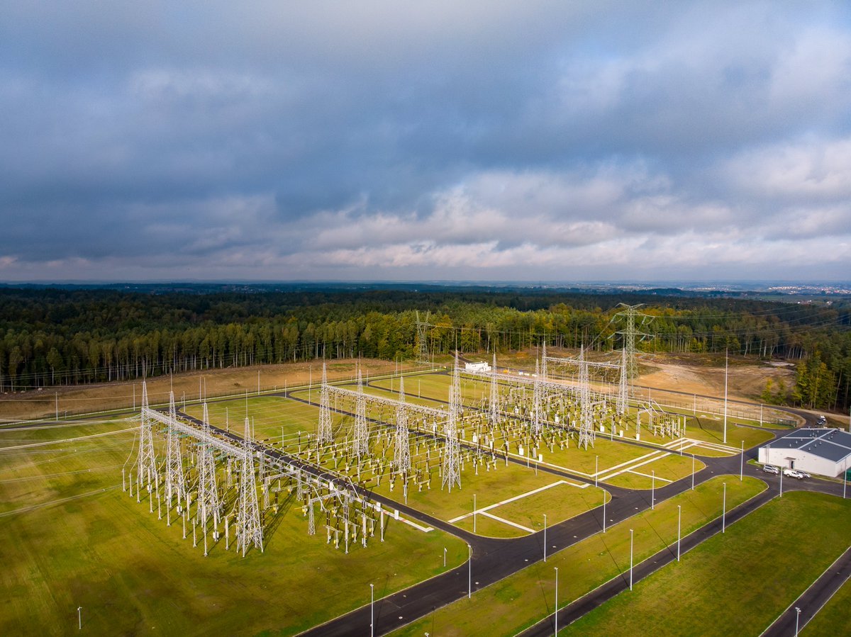 pse_pl's tweet photo. 4 stycznia padł rekord generacji farm wiatrowych - o godz. 18.45 pracowały z mocą 7600 MW (poprzedni rekord 5.04.2022 r. o godz. 00:15 - 7205 MW). https://t.co/GfiziWLZbo