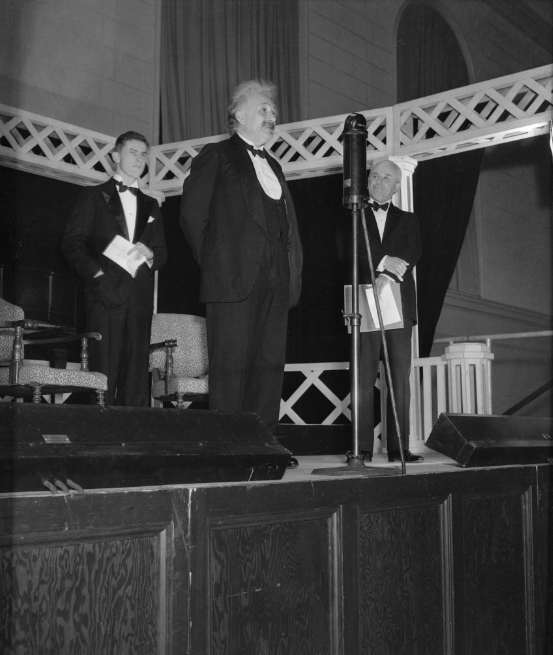 AlbertEinstein's tweet photo. #ThrowbackThursday: Albert Einstein giving a speech in California on January 25, 1933. https://t.co/ujD5woiXvN