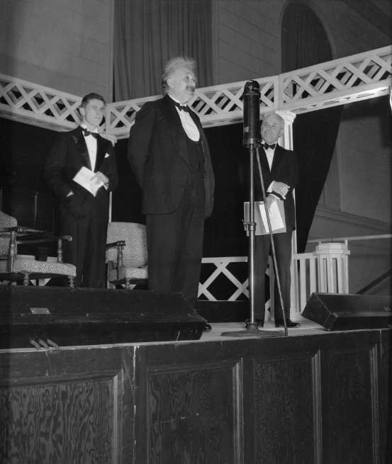 RT @AlbertEinstein: #ThrowbackThursday: Albert Einstein giving a speech in California on January 25, 1933. https://t.co/ujD5woiXvN