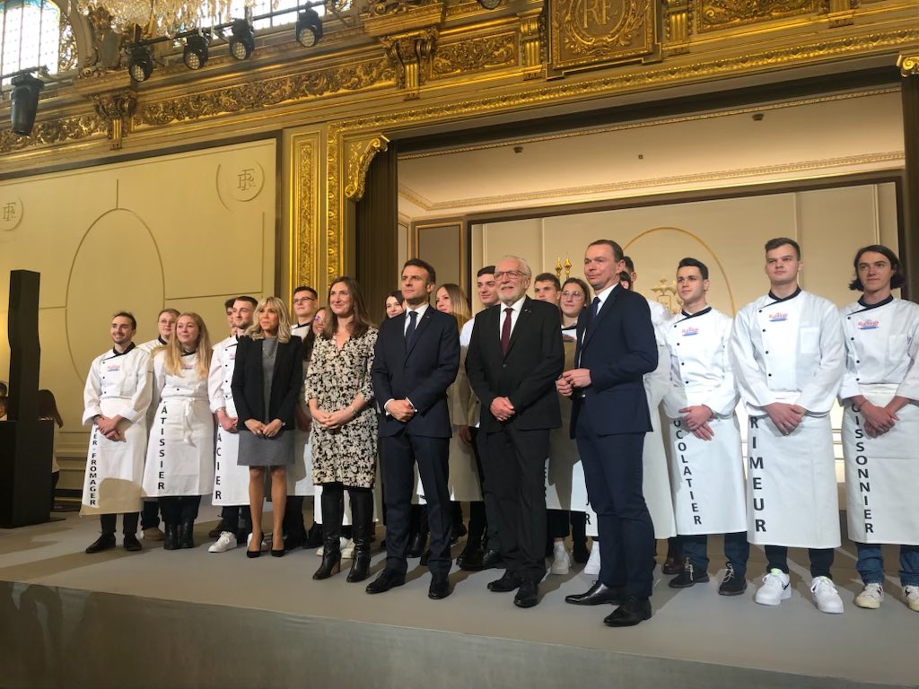 CGAD_france's tweet photo. Le Président de la République @EmmanuelMacron félicite les lauréats des Rabelais des jeunes talents de la gastronomie en présence de J Mauvigney, des ministres @CGrandjean_ et @olivierdussopt https://t.co/dTXEYGFDR2