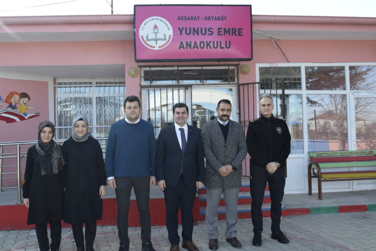 Kaymakamımız, İlçe Emniyet Müdürü ile birlikte Yunus Emre Anaokuluna ziyarette bulunarak eğitim-öğretim, öğrenciler ve okul hakkında okul yetkililerinden bilgi aldı. Öğrenciler ile yakından ilgilenen Kaymakamımız daha sonra öğretmenler ile bir araya gelerek onlar ile sohbet etti.