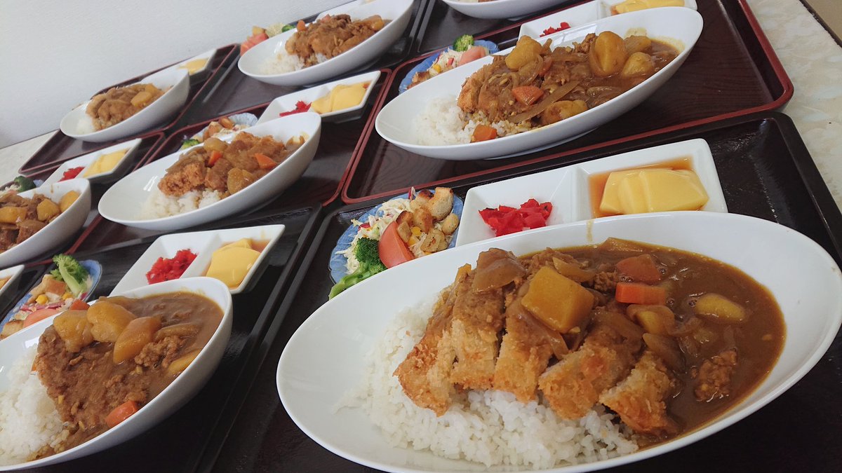 nagukei0409's tweet photo. 大雪関係なくどんどん増える昼の食事人数

ここへバイトで入った時は昼食10人程度だったけど
今や普通に20人越えてきた

「いやぁ大盛況だな」
作業員期の先輩がニヤつきながら話しかけてくる

今日も箸とスプーンが足りなくて怒られる
誰か買って来てくれ。

木曜カレーは
カツカレー

#社食　#料理 https://t.co/BEmURTqqia