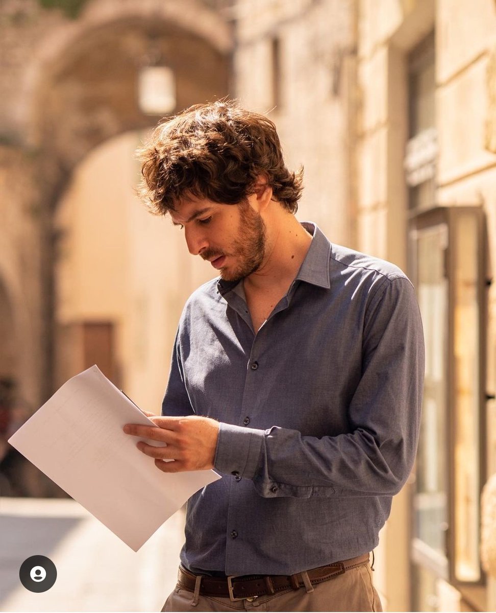 AMikAlice's tweet photo. Quando fingi di studiare, ma in realtà stai al telefono @pierspollon
#CheDioAiutiEmilyano sempre!! #EmilyInAssisi #CheDioCiAiuti7 #meno7 https://t.co/7l407JVjLH