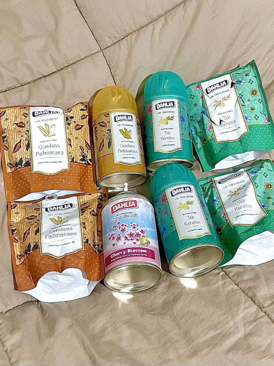 nocturnalcutie's tweet photo. salah satu best buy aku di 2022 *telat* wkwkwk

pewangi ruangan dahlia heritage series🤍 sampe nyetok beberapa

teh keraton &amp; cendana padmasana sama sama enak wanginya, pengharum ruangan murah tp wanginya mahal menurutku. https://t.co/9RiTAsCzvf