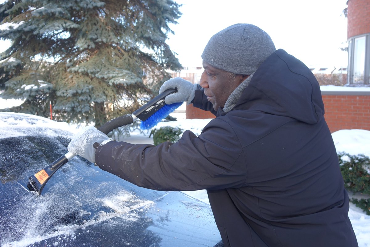 OttawaPolice's tweet photo. Ensure your car windows are clear and reduce your speed. Drive according to the road conditions and leave extra distance to stop safely.
~
Dégagez bien vos vitres et roulez plus lentement. Conduisez selon l'état de la route et accordez-vous plus d’espace pour freiner. #otttraffic https://t.co/JgPZNyPpbi
