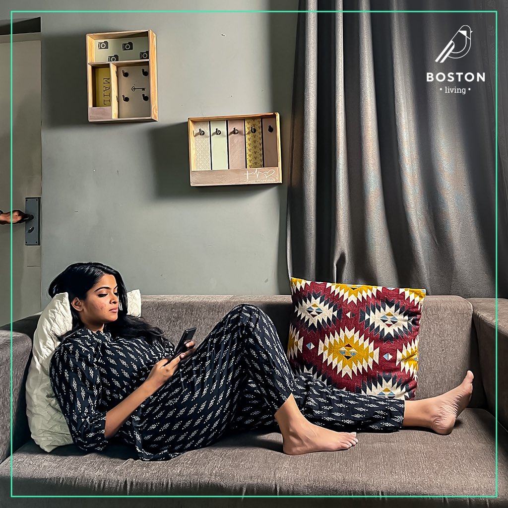 BostonLiving2's tweet image. Time for some me time on the comfy couch! #PostWork #Chill 😌
.
.
.
#MondayBlues #Monday #Workday #Mondayvibes #bostonliving #hyderabad #hyderabadcoliving #millenials #coliving #friends