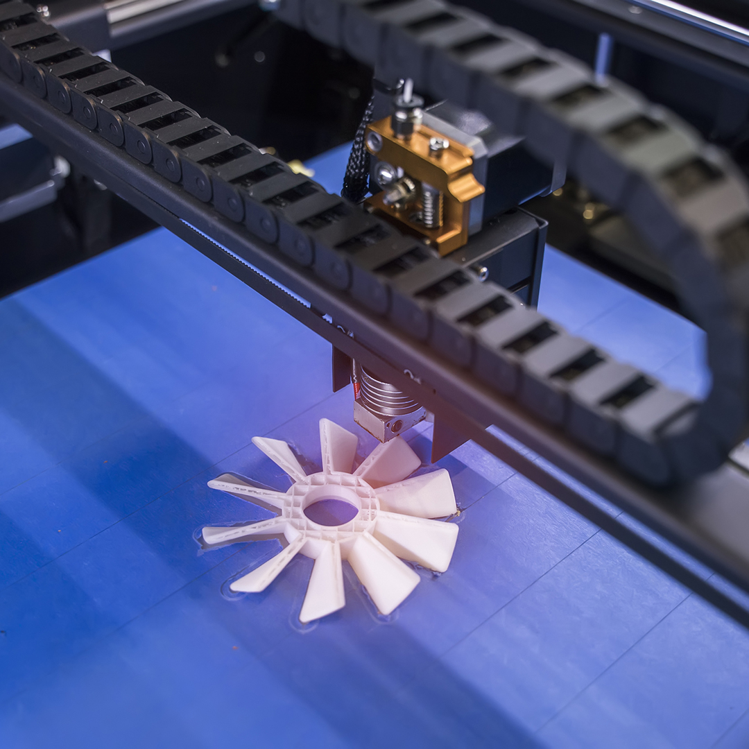 La #FabricacióAdditiva és el que la majoria coneix com a #impressió3D, i són un conjunt de tecnologies que permeten crear objectes amb volum a partir de models digitals. Les impressores 3D depositen el material, generalment per capes, fins a obtenir la peça final. 
#ThinkIn3D