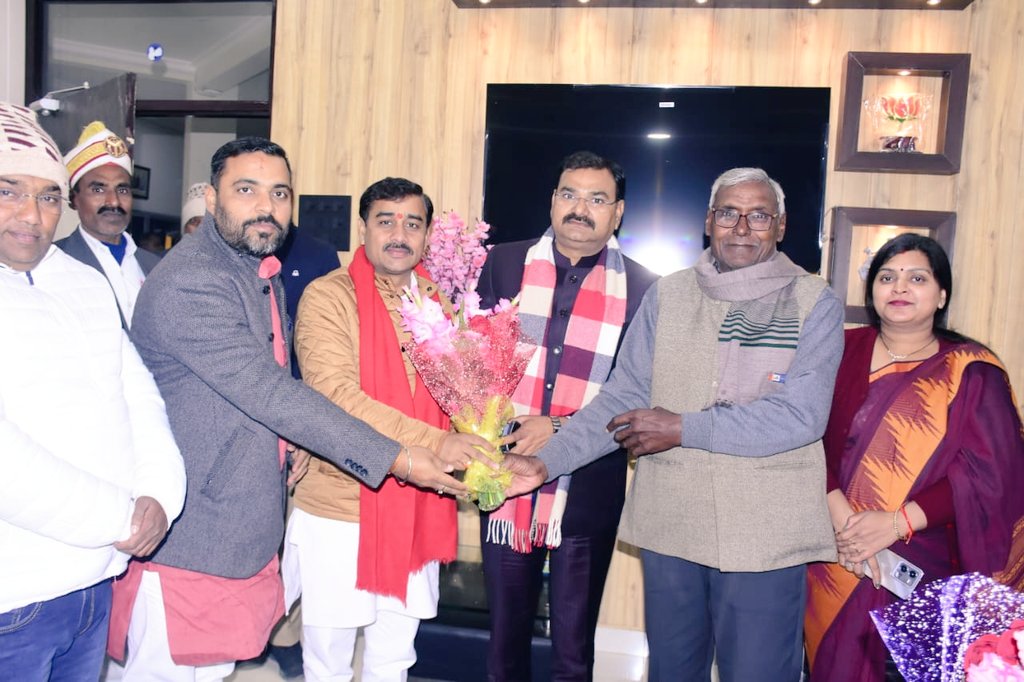 SanjaySinghmla's tweet photo. अयोध्या स्थित भवदीय पब्लिक विद्यालय में पार्टी के कर्मठ कार्यकर्ताओं व अन्य प्रबुद्धजनों से स्नेहिल भेंट व चर्चा हुई।
@BJP4UP @myogiadityanath @Bhupendraupbjp @idharampalsingh @AmitShah @JPNadda #bjpayodhya https://t.co/21yC1tMpA5