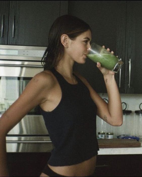 ralphlaurcnt's tweet photo. january fifth — early morning, green smoothie, workout, and study🥦🤍 https://t.co/Ou6JkSRZ0Y