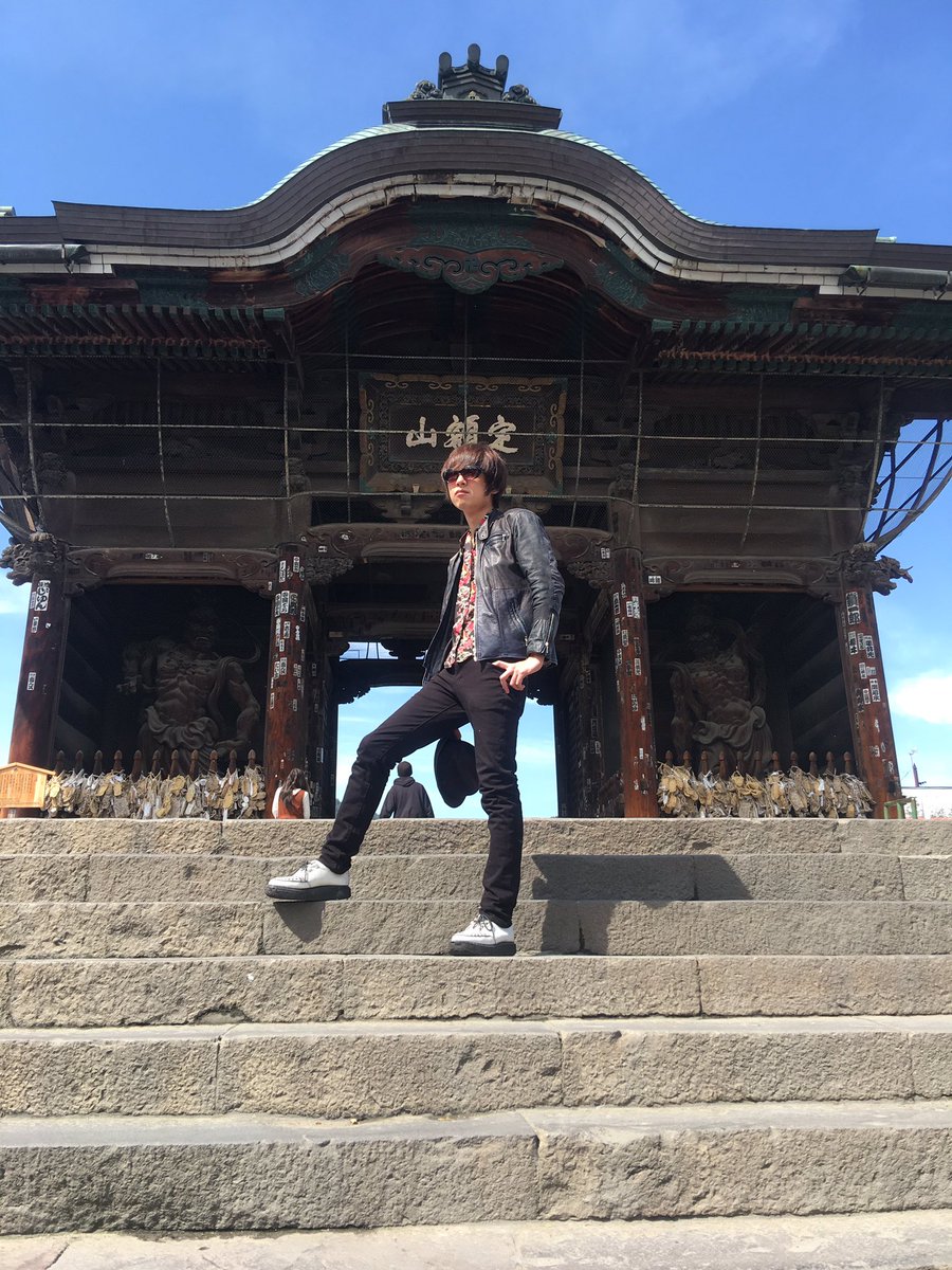 rakiaseka's tweet photo. 桑原氏と長野へ
日常のようだった都外ライブいつぶりだろう
2人配信の番組名は無意識に伏せたけど
気にかけていただき感謝です

2023 1/29 長野VENUE
the VENUE PRESENTS
BAD HABITS SPECIAL
15:00 START
fee 2500yen(1d)

※詳細は画像にて＋いつかの善光寺 https://t.co/APLKZSHgOQ