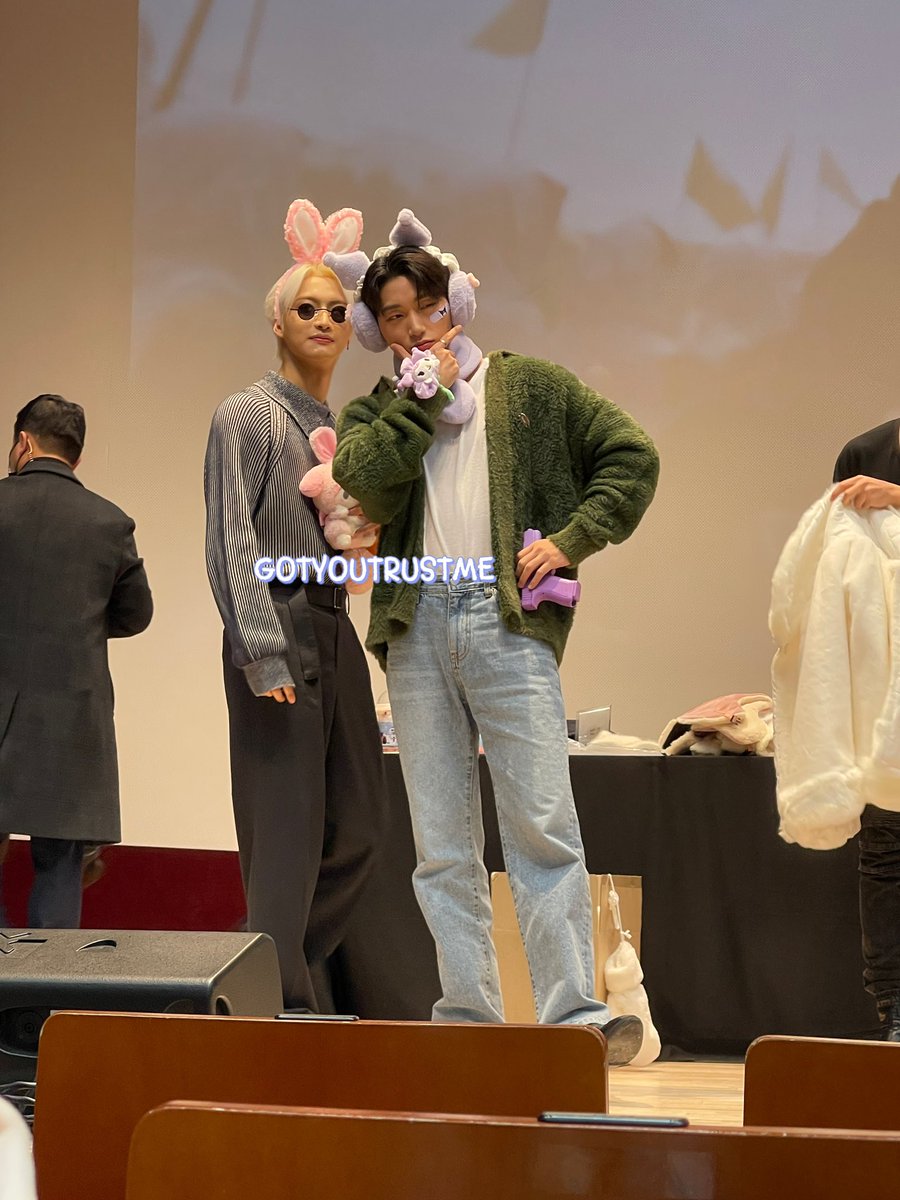 gotyoutrustme's tweet photo. guys i think seonghwa likes the glasses i gave him 🤭 #성화 https://t.co/70WjVfFhxO