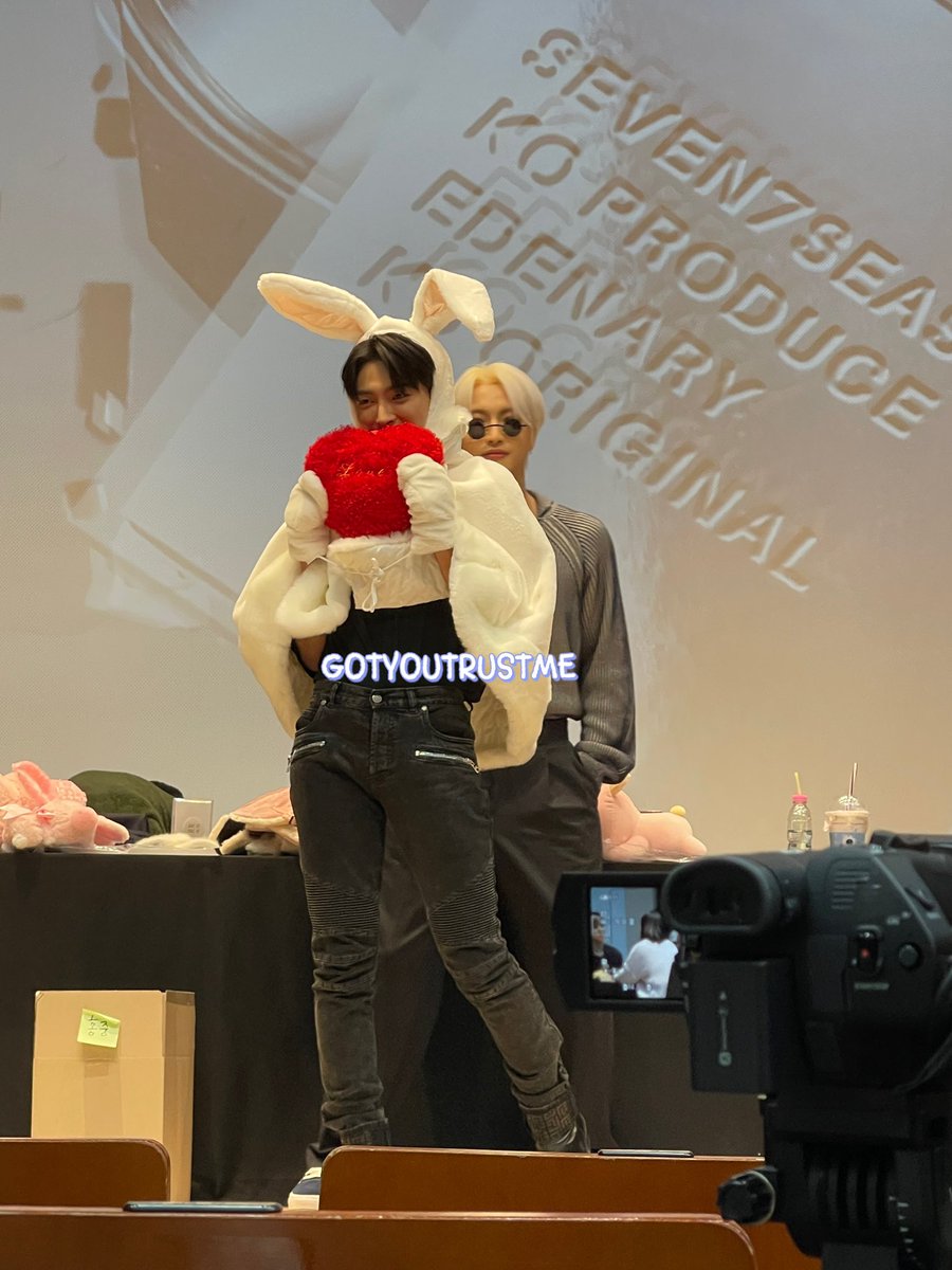 gotyoutrustme's tweet photo. guys i think seonghwa likes the glasses i gave him 🤭 #성화 https://t.co/70WjVfFhxO