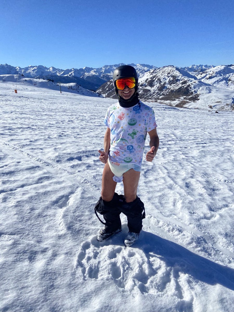 TheBigLittle2's tweet photo. Another thing done… Being padded in the slopes, protection first 😜😜😜 Gracias por compartir esta experiencia 📸by @thelittleboyal https://t.co/DGeizGgC6y