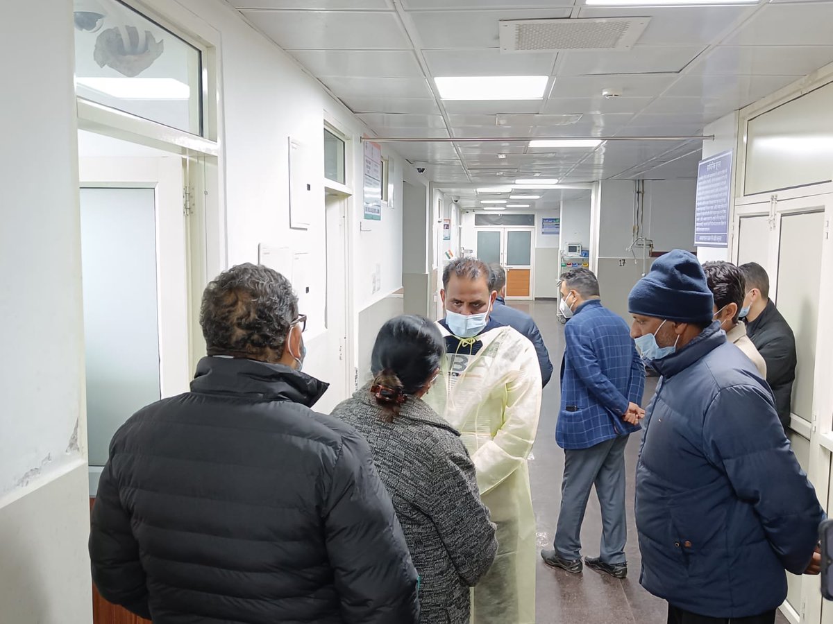 GMCHJAMMU's tweet photo. Principal &amp; Dean Dr.Shashi Sudhan Sharma interacting with the Patients &amp; attendants of Rajouri Terrorist attack. She also reviewed the Medical Services being provided to them.She was accompanied by HoD,Surgery Dr.Ratnakar Sharma, Med.Suptd. GMCH Dr.Narinder Bhatial. https://t.co/qjYRa4vzRu