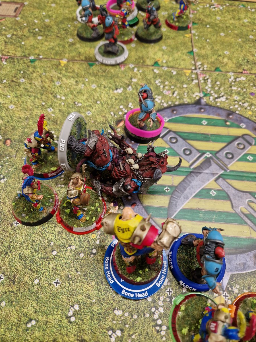 TWC_Juan's tweet photo. This was the only time the nobles even did anything last night lol...

The chosen ploughed through them for a 4-0 win, caused 3 CAS MNGs and a death!

It was a glorious game!

#bloodbowl https://t.co/qIrwXxPEP0