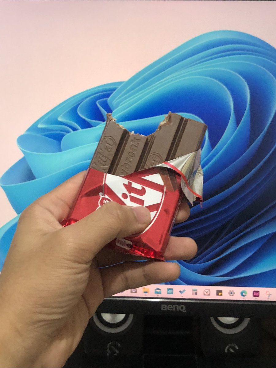 jaycastillooo's tweet photo. If you don’t eat KitKat like this, we cant be friends. 😤 https://t.co/XIkS9OLizK