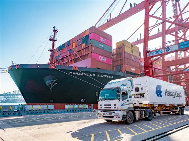mundomaritimo's tweet photo. Puerto de #HongKong desembarca récord de 1.222 contenedores con #cerezas chilenas en una sola recalada #CherryExpress https://t.co/5AadjPM8BM https://t.co/vPxngknF3e