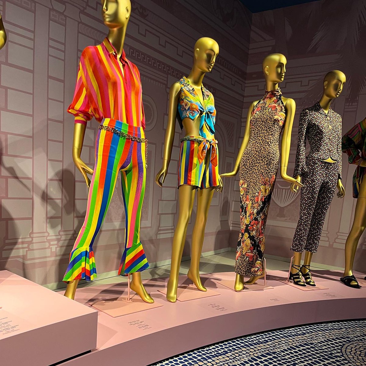 Wij waren vanochtend in het <a href="/groningermuseum/">Groninger Museum</a>. De laatste foto maakte Lasse zelf, want gouden poppen met regenboogbroeken zijn wel echt het einde als je 4 bent 🌈