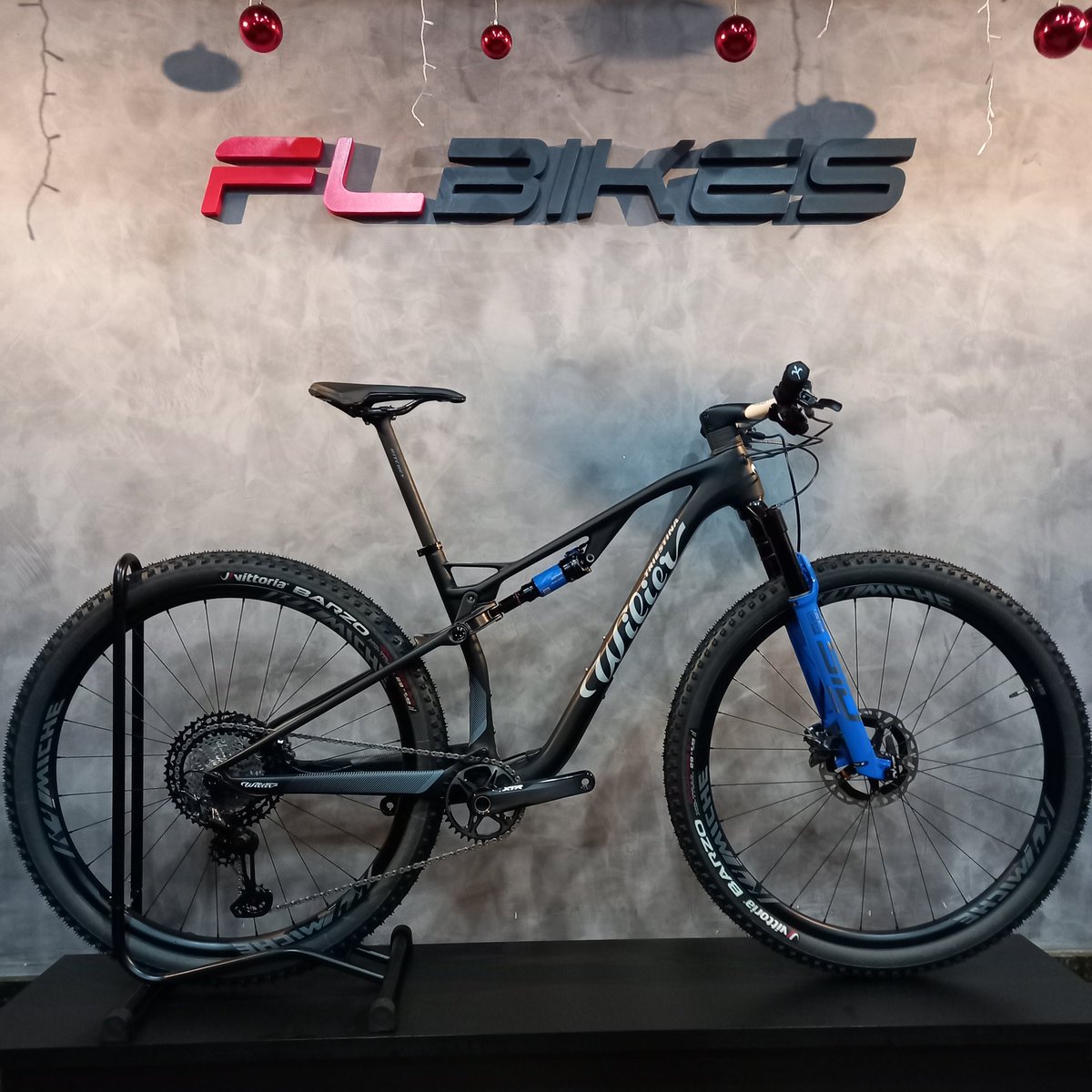 Daniel_Sard13's tweet photo. E a Wilier URTA SLR, o que acharam? Atual campeã mundial de xco sub23 masculino. Maravilhosa, sub 10 quilos!!! Venha conhecê-la na FL Bikes, a casa da Wilier em Minas Gerais!
#wilier #lovemywilier #wiliertriestina #wilierurta #mtblifestyle #mtbxco #shimanomtb #rockshox https://t.co/p0FGDr8mWY