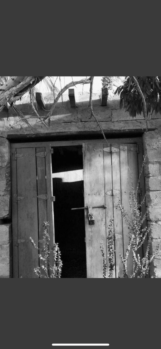 #قول_شطر_عن_قصيده

'

-

لا تسـأل الدار عن من گان يسگنهـا
البـاب يُخبر أن القوم قد رحلوا..📻🥀ء".