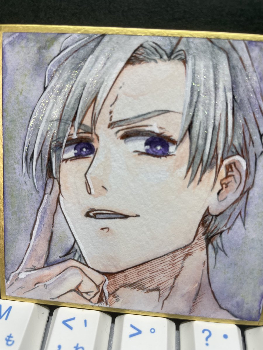 というわけでコミッション!私の一次創作のヘンリー描かせていただきました!
ナナメから撮った写真も載せるよ〜、髪の毛にキラキラ使いました……!このたびはありがとうございました〜! 