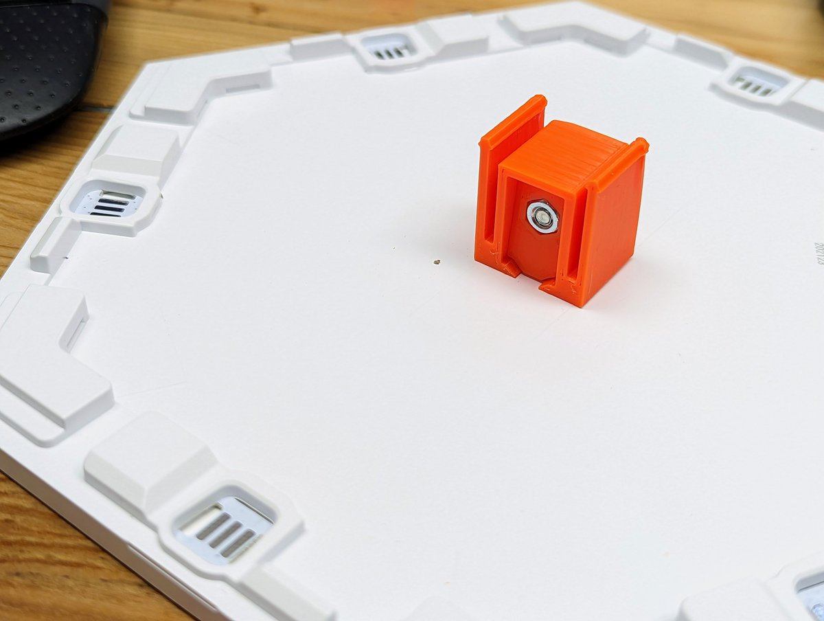 After many iterations, I'm happy with this <a href="/nanoleaf/">Nanoleaf</a> hexagon shape mount for an alu profile. The whole construct will follow soon...