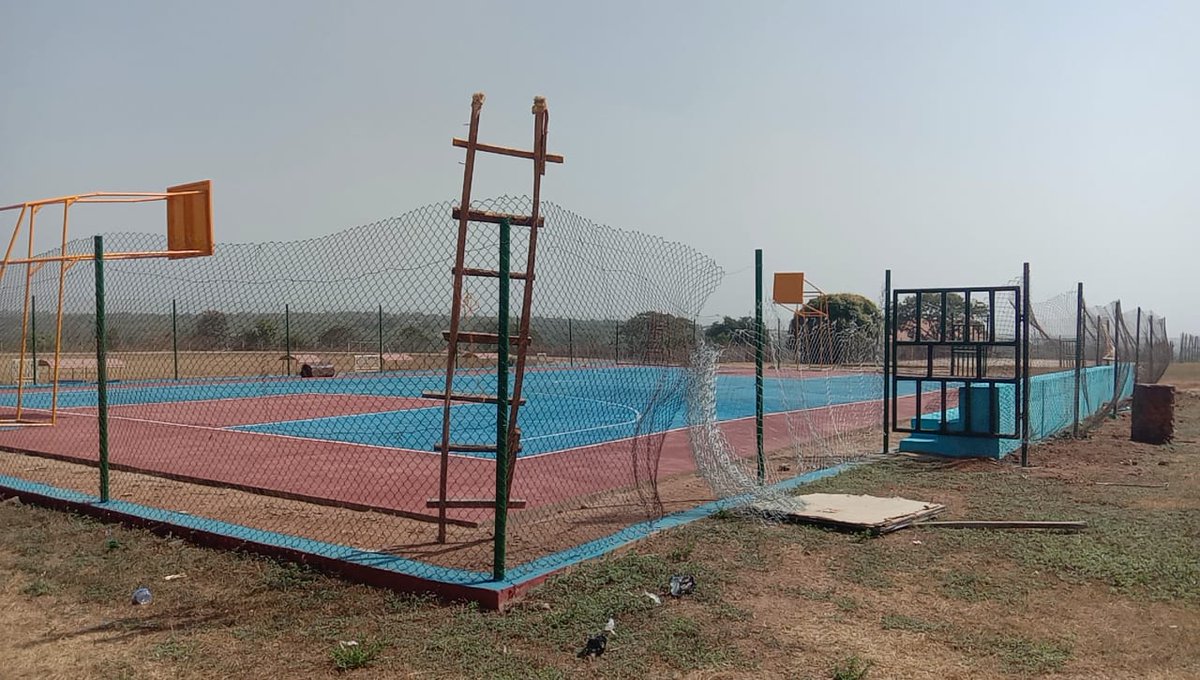 OyoNews1's tweet photo. The saying ‘charity begins at home’ is not far fetched from the gestures of Honourable Minister of Youth and Sports Development, Chief Sunday Dare who deem it fit to give back to his community.  #LAUTECH #SundayDare

https://t.co/vHyLx2woVL https://t.co/VTKQiUNnAo