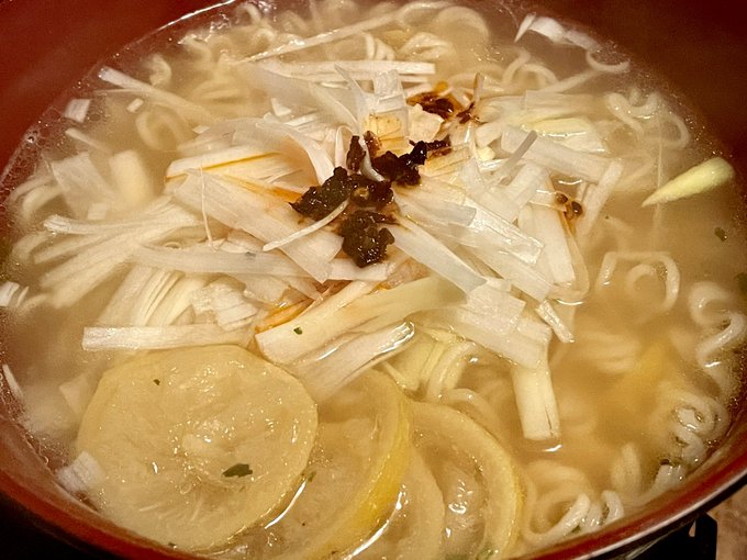 豚肉ミルフィーユ鍋の出汁でラーメンやったらやばかったです 