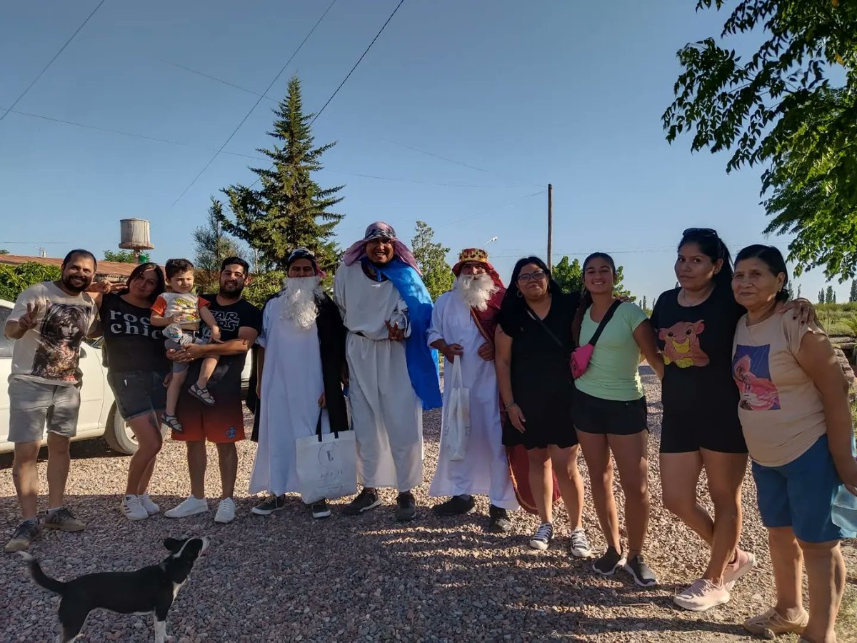 JuninPartido's tweet photo. Ayer los reyes magos comenzaron su recorrido por  el departamento! Agradecidos  por el recibimiento y el cariño de todos los vecinos! 
Los únicos privilegiados son los niños. https://t.co/HVOTVB7Otg