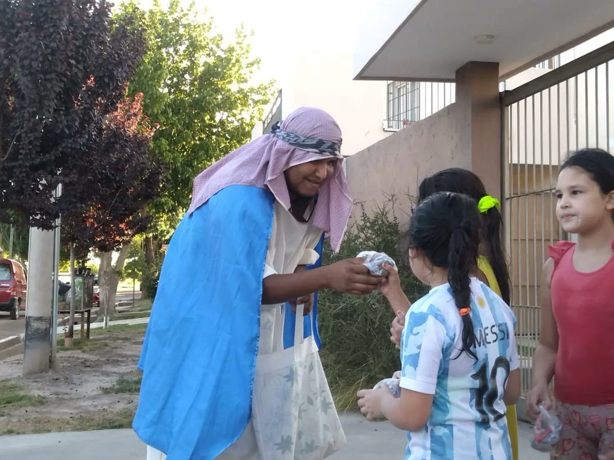 JuninPartido's tweet photo. Ayer los reyes magos comenzaron su recorrido por  el departamento! Agradecidos  por el recibimiento y el cariño de todos los vecinos! 
Los únicos privilegiados son los niños. https://t.co/HVOTVB7Otg