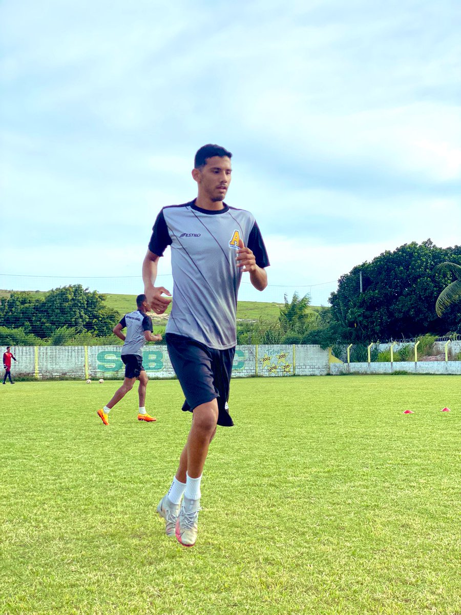 DespAlianca's tweet photo. Atleta : Miqueias 

Jovem defensor , representante da cidade de Junqueiro , está trabalhando forte , para dar seu melhor na Estreia 

Pos: Zagueiro 
📍Junqueiro AL 🟡🔵 https://t.co/zVJUUlDLmp
