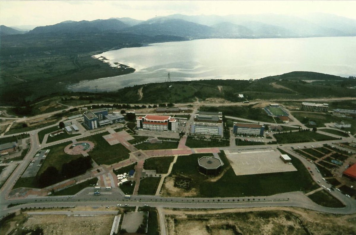 SAUmanist's tweet photo. 🔙 20 yıl önce Sakarya Üniversitesi

Eksik binaları fark ettiniz mi? 🤔 https://t.co/9Gkq6NUFd9
