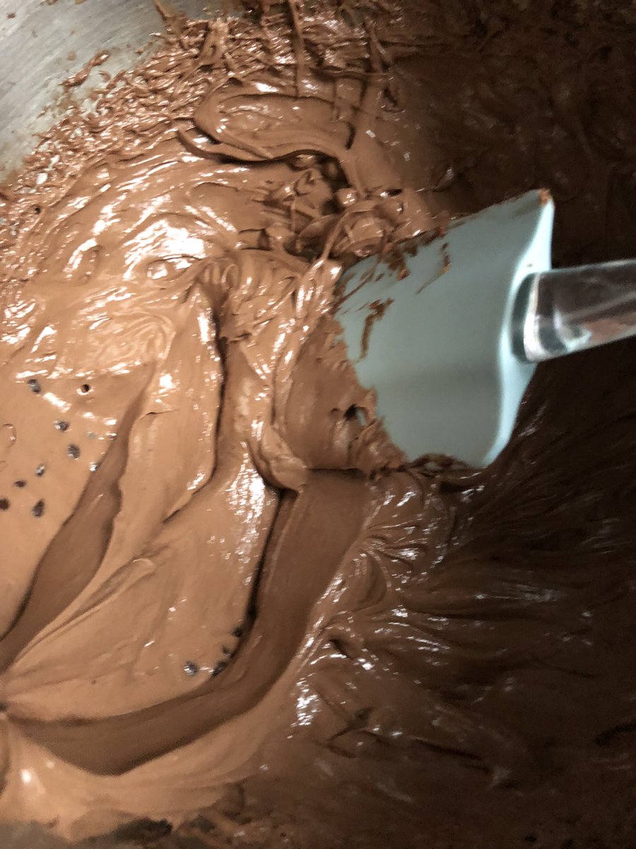 BiancatjedeV's tweet photo. Chocolade cake gebakken👇🏼 Net klaar dus nog bloedheet☺️ #vreettweet #boretti #bakken https://t.co/tyeZvafTXo