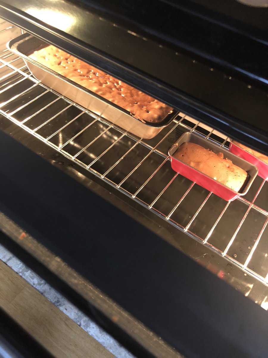 BiancatjedeV's tweet photo. Chocolade cake gebakken👇🏼 Net klaar dus nog bloedheet☺️ #vreettweet #boretti #bakken https://t.co/tyeZvafTXo
