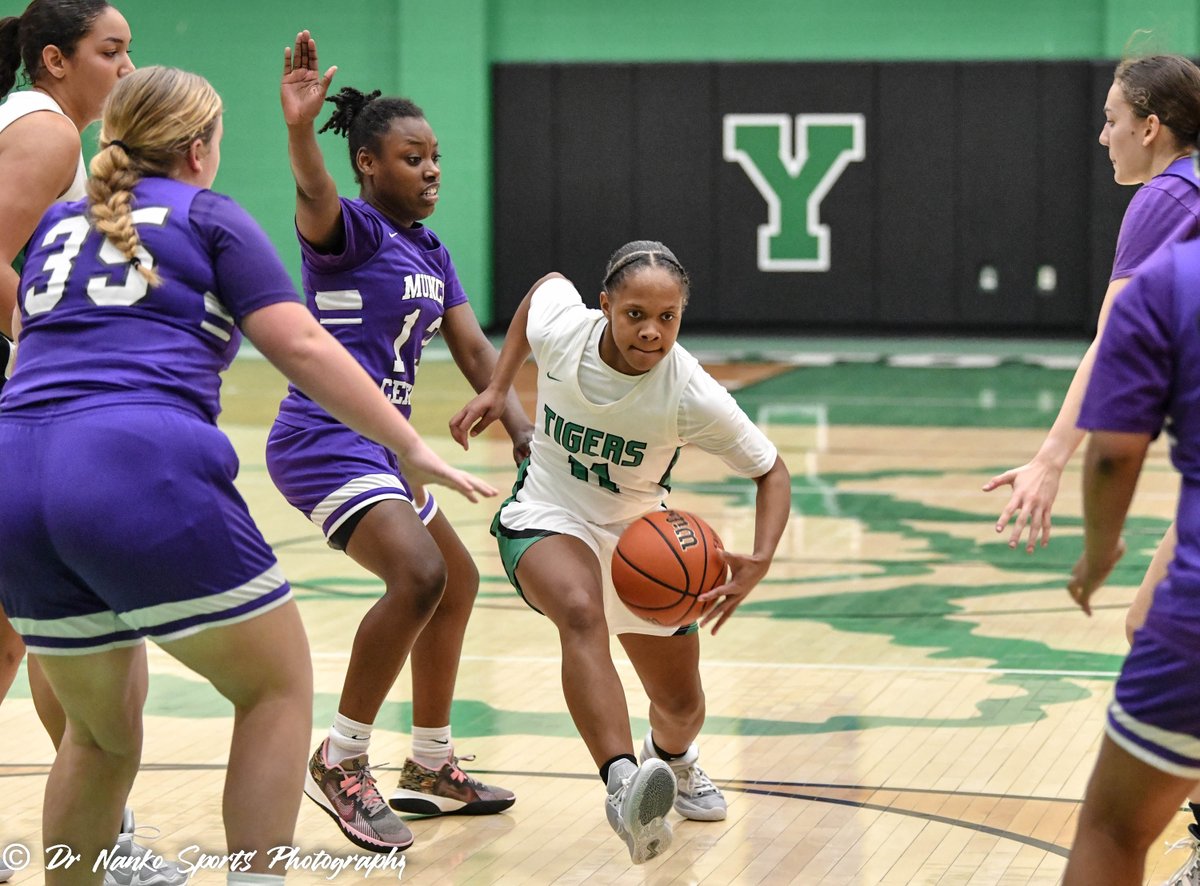 RaymondNanko's tweet photo. Amari Wright drives the lane through Muncie-Central Defenders https://t.co/5LCeT7EK78