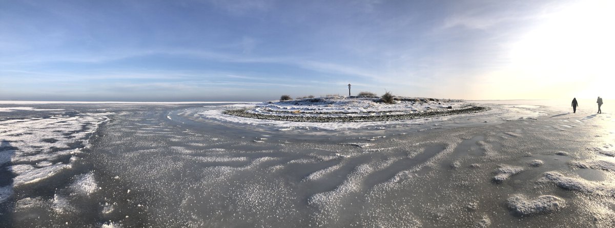 succow_stiftung's tweet photo. Zum Jahresende wurden unsere Bundesfreiwilligen der #InselKoos vom kalten Winter belohnt. Kooser See, Beek & Bodden waren zugefroren und die monatliche #Wasservogelzählung konnte aus einem neuen #Blickwinkel erfolgen.❄️ https://t.co/wyFdGjOn28 ❄️ https://t.co/xpx1hoVTi4