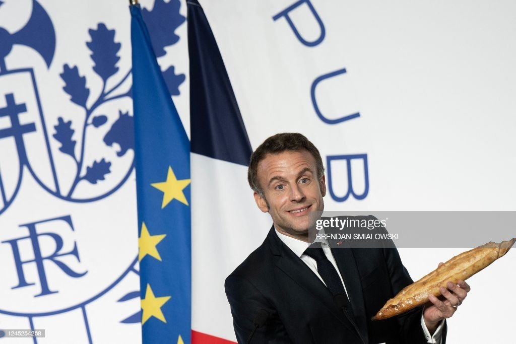 Je_Reviens_2022's tweet photo. Dans une version inoxydable mais plus moderne de l’histoire de la poule qui a trouvé un couteau.
#MacronDansLePetrin
#BoulangersEnColere
#TouchePasMaBaguette
#LaBriocheCestDansLeFionDeMarieAntoinette #AvecAmour #BienSûr #SiPossible https://t.co/BfOFMUk3Kr