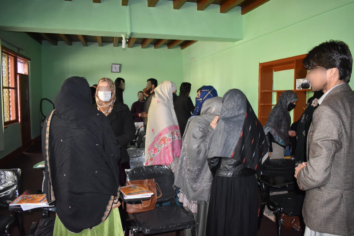 AtRiskTeachers's tweet photo. #Afghan students participate in a communication activity in a #BritishCouncil class.
Our teachers taught learners across Afghanistan, but sadly we left them behind. Let's get them to safety. #AtRiskTeachers @FCDOGovUK @ukhomeoffice @RishiSunak @SuellaBraverman @Mark_Logan_MP https://t.co/jdoa3tXuDc