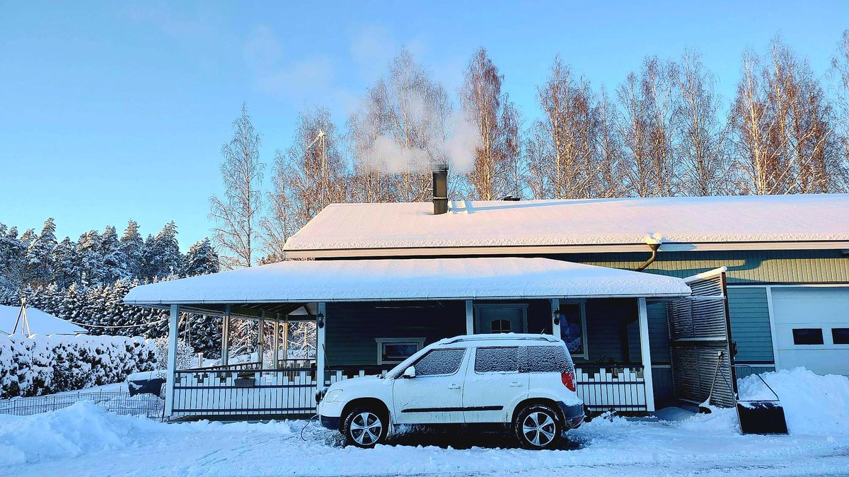 reima_kokkonen's tweet photo. No niin ymp��ristö roisto pisti tulet jälleen pönttöuuniin on niin kodikasta ja lämmintä..kyllä nyt sähköyhtiötä sieppaa ja varsinkin vihreitä..😆
#lämmitys #puulämmitys #pakkanen #talvi #klapi #sähkö https://t.co/y0whR7xnNl