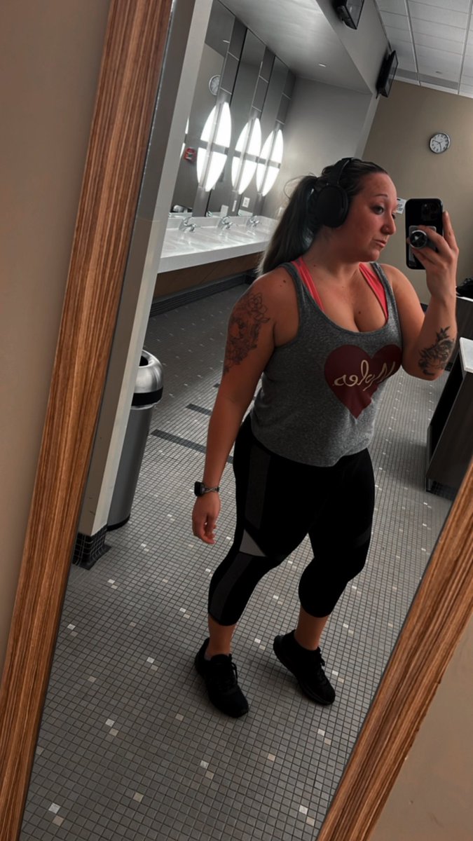 Edenskyye's tweet photo. First chest &amp; shoulders day of 2023!! #gymgirl #NewYearSameMe #morningvibes https://t.co/XJO2mbfY4V