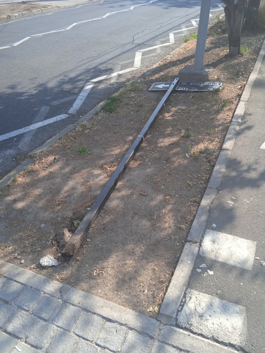 BalooLuis's tweet photo. Señores @MuniLaReina buenos días  esto es justo en la esquina de echeñique con palma de Mallorca está así desde el día lunes ahora alguien se robó la parte que dice palma de Mallorca en algún momento serían tan amable de reponerlo .
Muchas gracias https://t.co/AvNufIw1mD