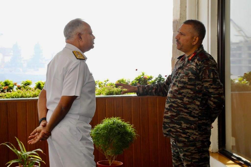 Lieutenant General AK Singh, #GOCINC, #SouthernCommand during his visit to #Headquarters Maharashtra, #Gujarat and #Goa Area, Mumbai interacted with Vice Admiral Ajendra Bahadur Singh #CINC, #WNC on 03 and 04 January 2023. He discussed issues of maritime security and enhancement