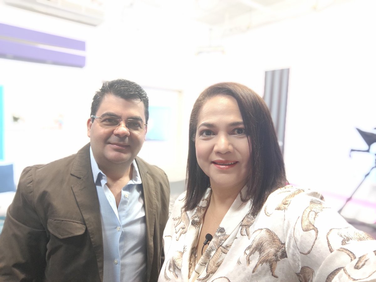 CalderonEnma's tweet photo. Ya listos con @EliudGiron en #DialogodeImpacto #HolaHonduras #Vtvsomostodos https://t.co/wSZlmPZzrx