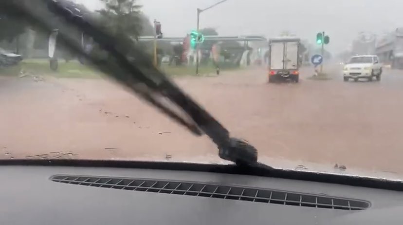tWeatherSA's tweet photo. 🔴 DANGER: MULTIPLE REPORTS OF MOTORISTS TRAPPED IN FLOODS IN PARTS OF PRETORIA NORTH ON THURSDAY AFTERNOON | 📸 SUPPLIED https://t.co/BsGqfW95LG